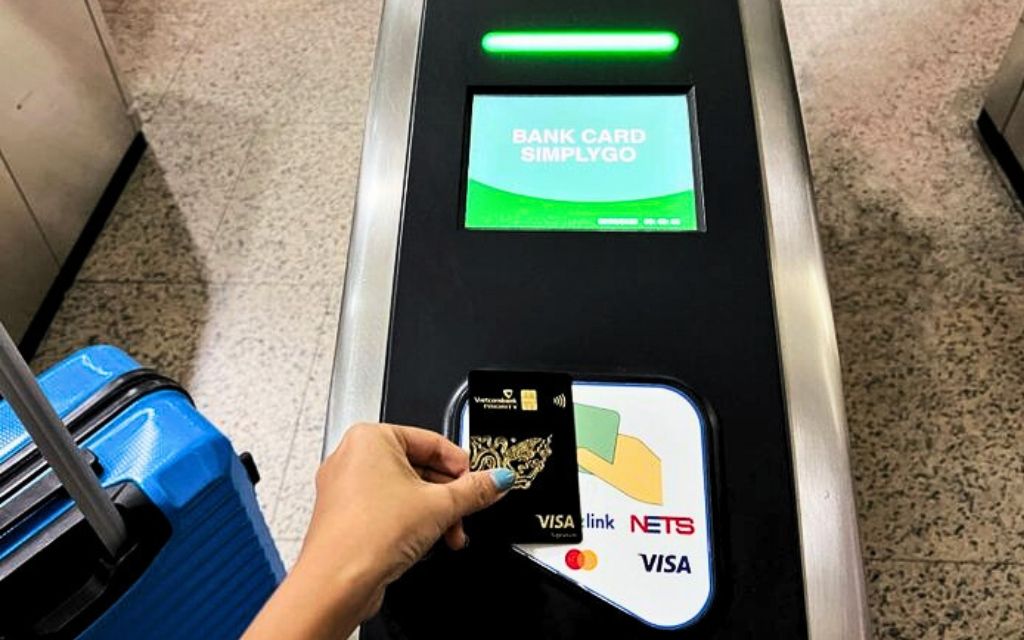 Quẹt thẻ khi ra vào MRT - Tatinta