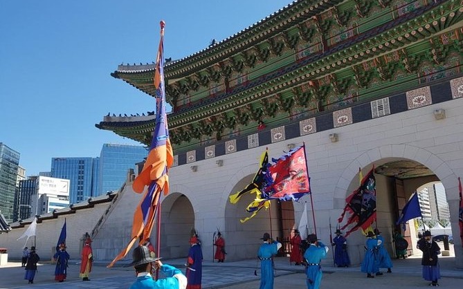 tour-di-bo-tham-quan-cung-dien-gyeongbokgung-va-lang-bukchon-hanok